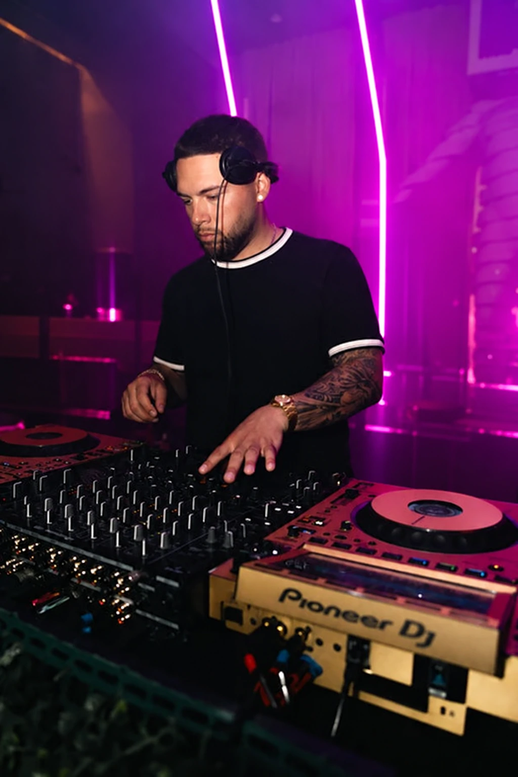 DJ de PIÙ VITA mezclando bajo luces violetas